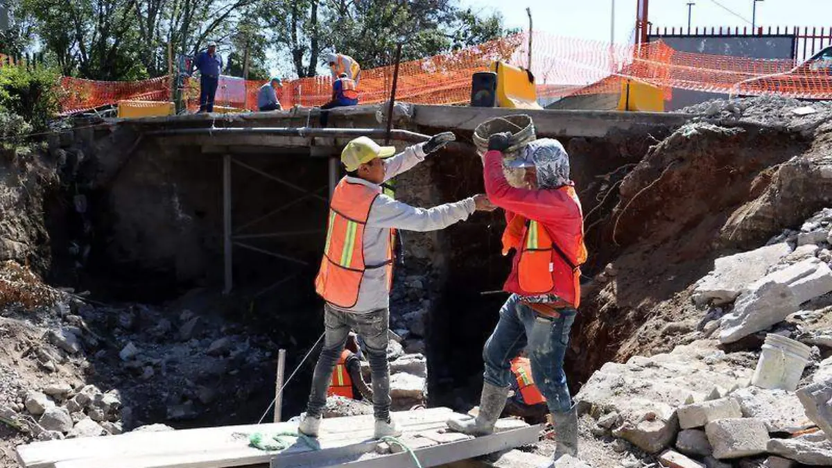 Avanzan trabajos en el puente de Camino Real